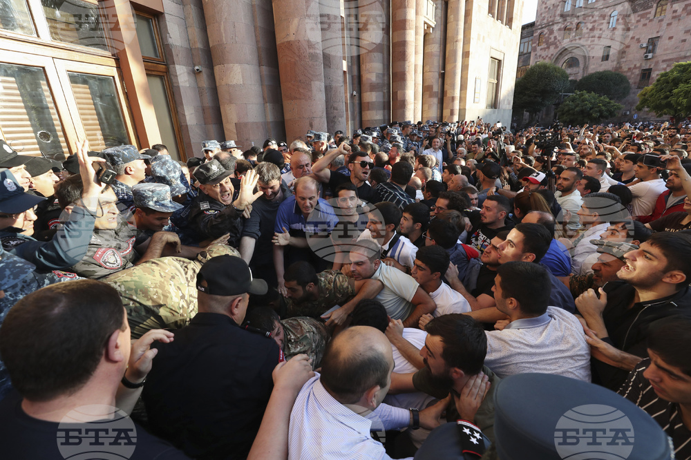 Сблъсъци между протестиращи, настояващи за оставката на арменския премиер Пашинян, с полицията пред сградата на арменското правителство в Ереван