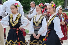 Кърджали - фолклорно надиграване „Танцувай с нас“