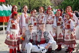 Кърджали - фолклорно надиграване „Танцувай с нас“