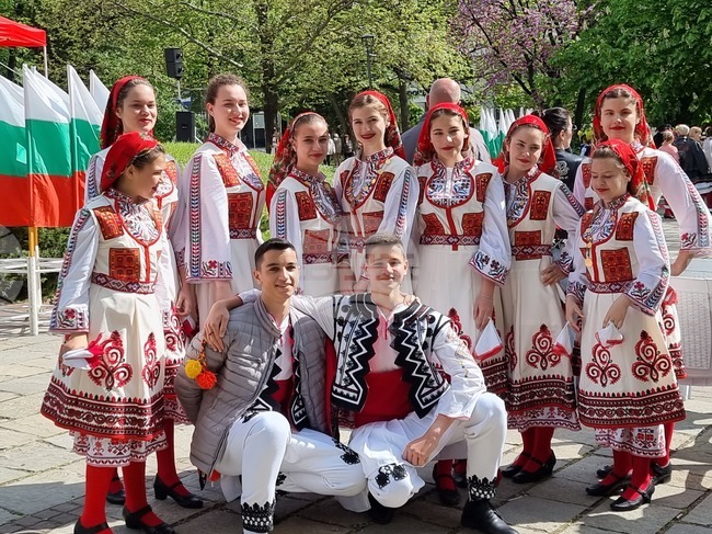 Кърджали - фолклорно надиграване „Танцувай с нас“