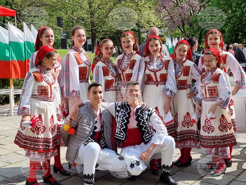 Кърджали - фолклорно надиграване „Танцувай с нас“