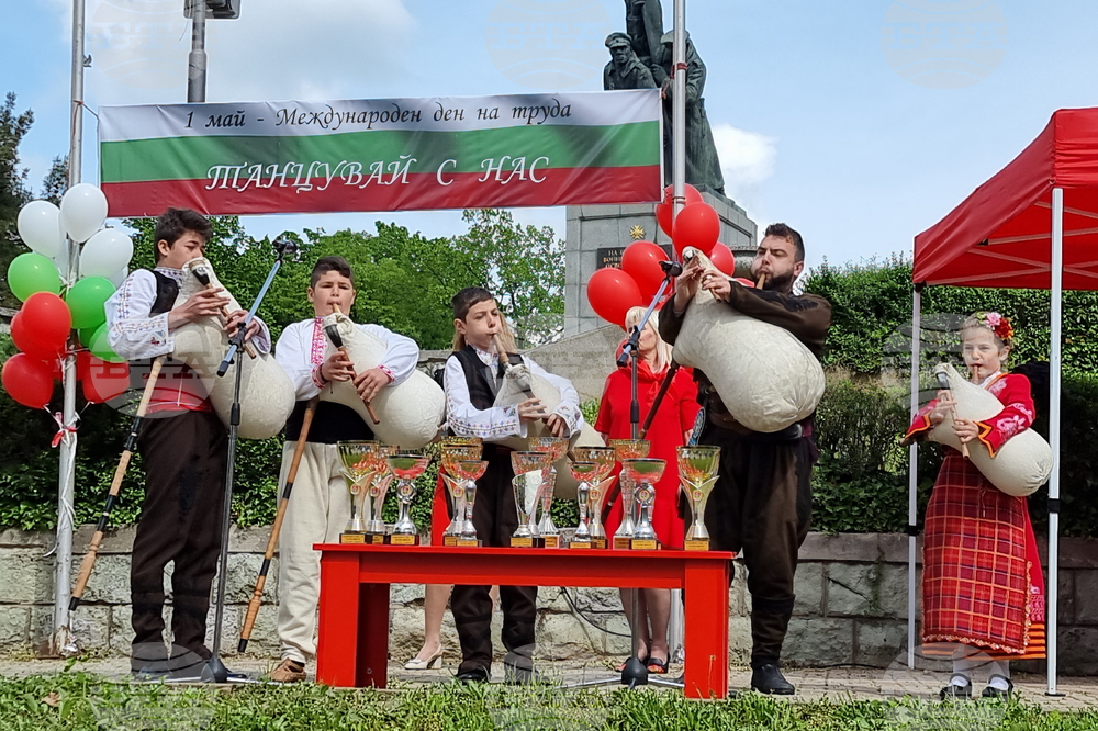 Кърджали - фолклорно надиграване „Танцувай с нас“