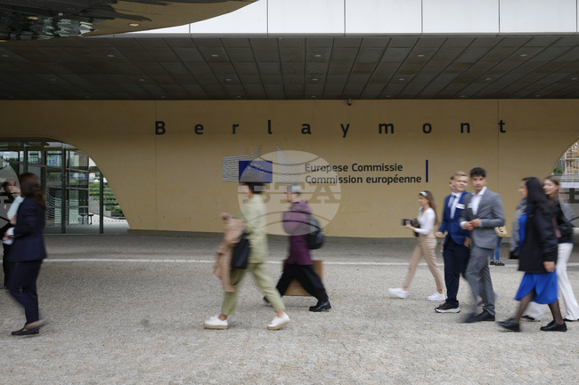 Европейската комисия предлага таван на цените на руския петрол с 15 % под световните