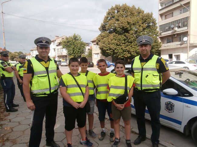 ОДМВР – Търговище: Флайери със съвети за отговорно поведение на пътя раздаваха ученици на водачи на МПС в Деня без загинали на пътя 