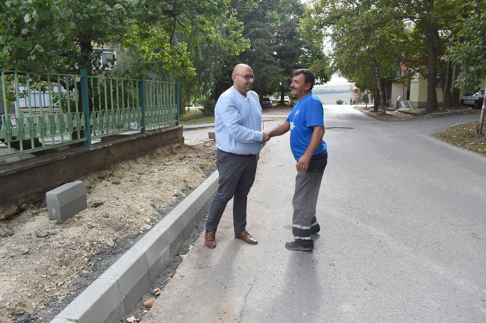 Община Разград: Започна ремонт на тротоари в жк „Орел“ - част от обществена поръчка, включваща ремонти на улици и паркинги в различни райони в Разград