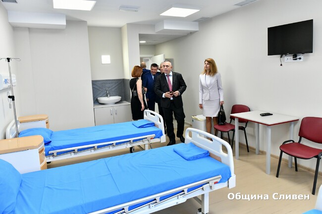 Община Сливен: Кметът Стефан Радев връчи почетен плакет на Военната болница в Сливен по случай бележитата 100-годишнина