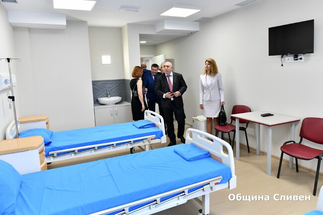 Община Сливен: Кметът Стефан Радев връчи почетен плакет на Военната болница в Сливен по случай бележитата 100-годишнина