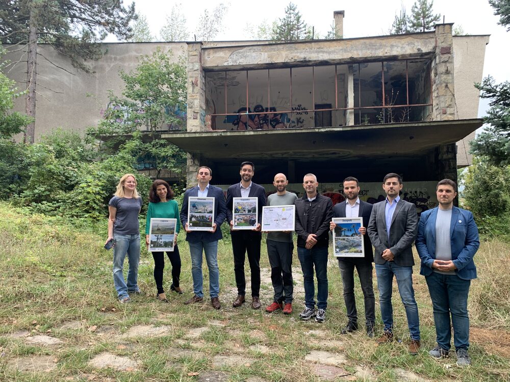 Спаси София: Кандидати от обединението на ПП, ДБ и Спаси София откриха изложба “Градските ни лифтове”