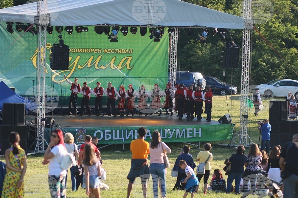 Четвъртото издание на фолклорния фестивал „Шумла“ в Шумен ще започне с дефиле на състави за песни и танци