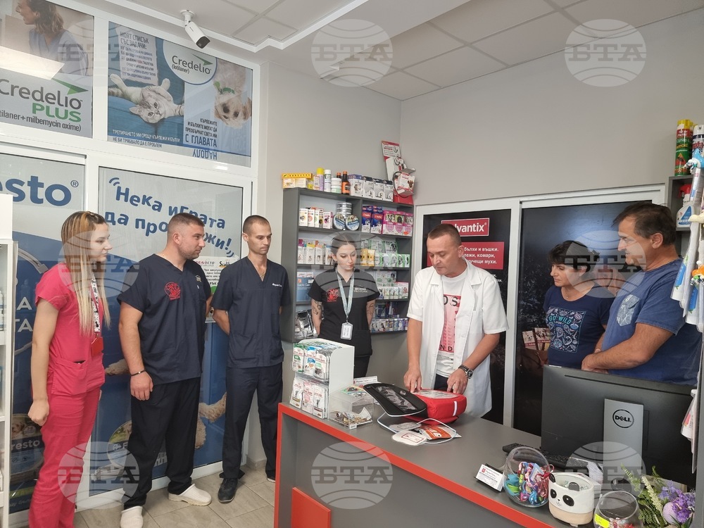 Ветеринарните лекари д-р Никола Досев и д-р Димитрина Петрова дариха седми дефибрилатор на разградчани