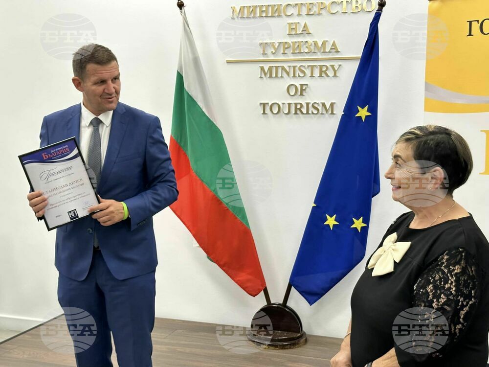 Кметът на Община Хасково Станислав Дечев получи наградата на списание "Дестинация България" за "Прилагане на добри практики за устойчив растеж на туризма в общината" за 2023 г