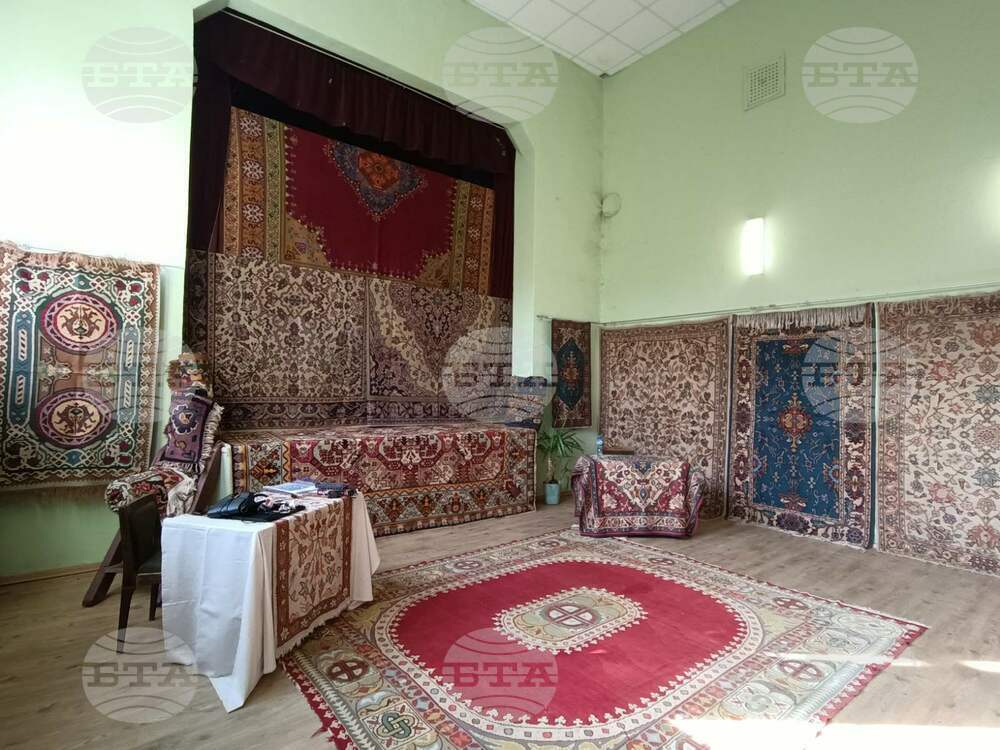 Село Медвен - изложба на килими