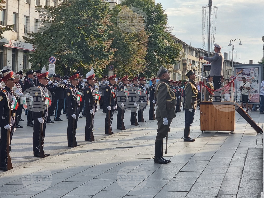 С тържествено дефиле във Велико Търново започна шестнадесетият Международен фестивал на военните духови оркестри