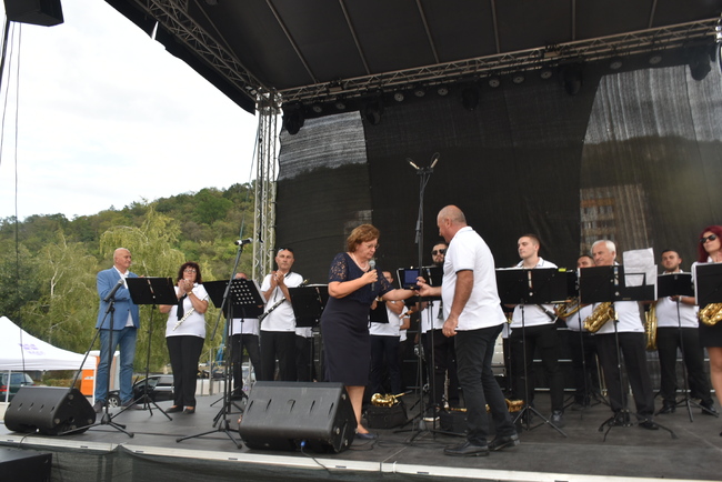 Общинският духов оркестър на Община Ловеч бе отличен с плакет от кмета Корнелия Маринова