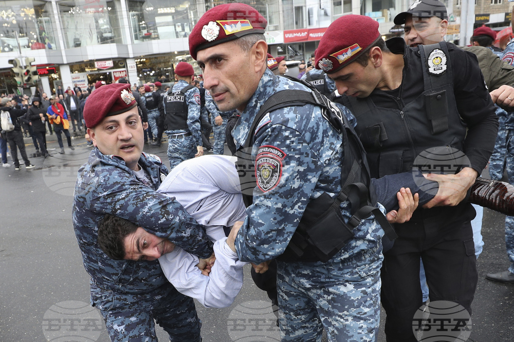 Арменската полиция съобщи, че е задържала "за кратко" близо 300 демонстранти