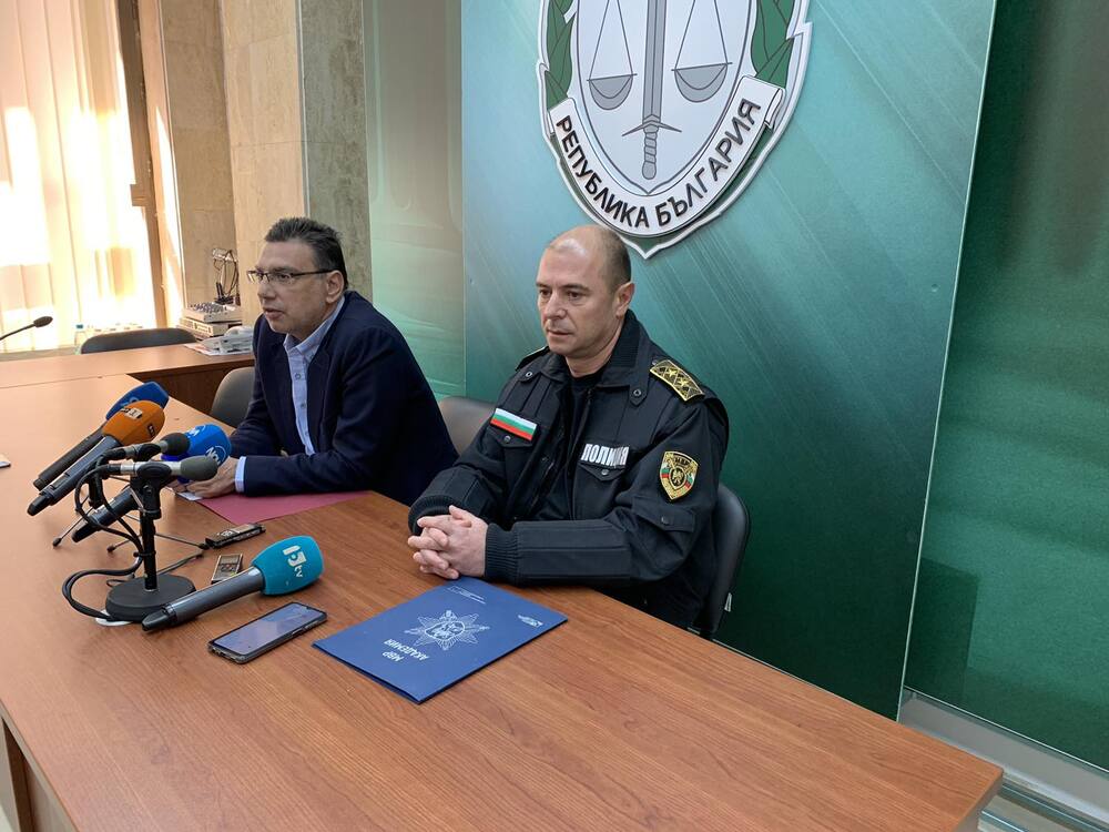 Окръжна прокуратура-Бургас задържа за срок до 72 часа двама молдовски граждани, обвинени в извършване на въоръжен грабеж на пари и ценности на обща стойност над 197 000 лева от украински граждани