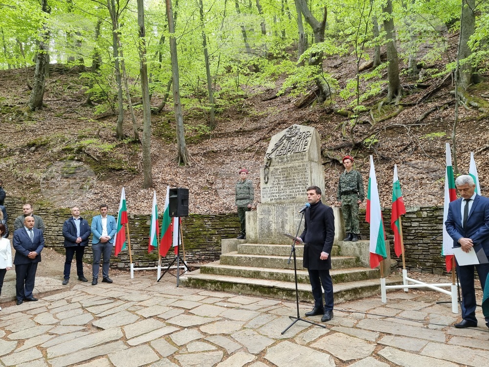 Поуката, която можем да извлечем от участниците в събранието в Оборище, е да се водим от националния интерес, заяви председателят на Народното събрание Никола Минчев