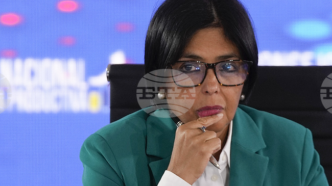 Правителството на Венецуела каза, че временната президентка засега не планира пътувания зад граница