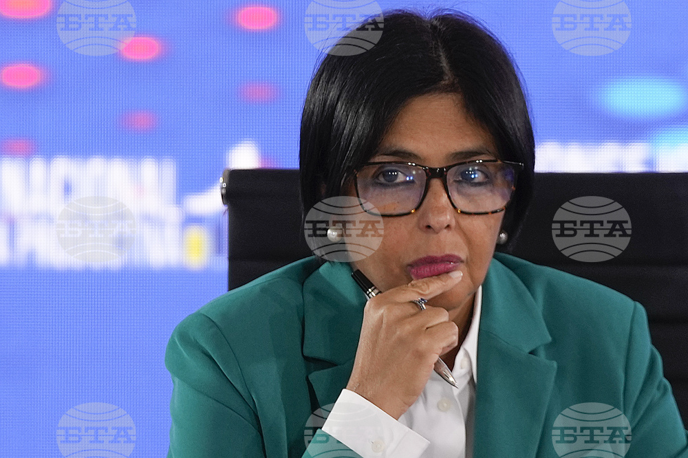 Правителството на Венецуела каза, че временната президентка засега не планира пътувания зад граница