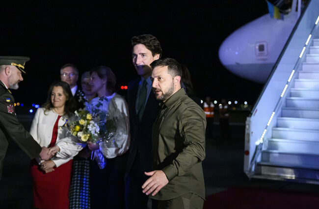 Зеленски пристигна в Канада, където днес ще говори пред канадския парламент в рамките на кампанията си за подкрепа на Украйна