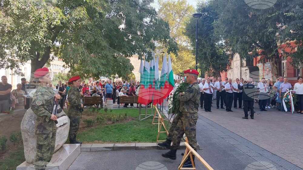 В Плевен с тържествен ритуал и поднасяне на цветя бяха отбелязани 115 години от обявяването на Независимостта на България