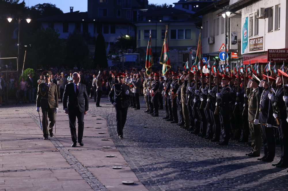 Народно събрание: Само равнопоставени и обединени ние можем да понасяме по-леко несгодите и да се радваме повече на нашите национални победи, заяви председателят на Народното събрание Росен Желязков на тържествената заря-проверка във Велико Търново