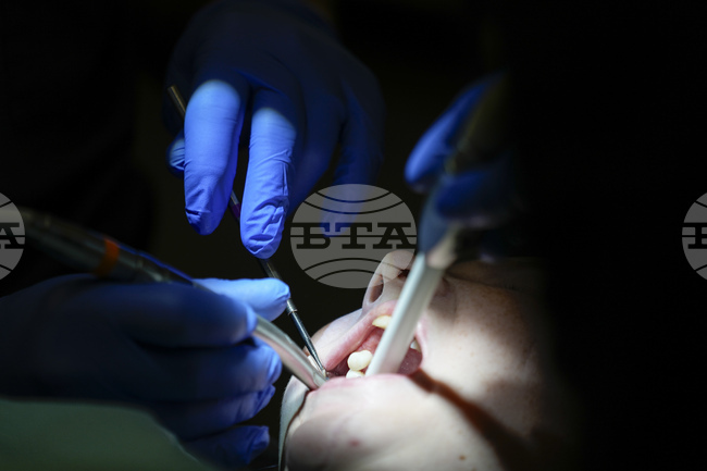 Румънските власти затвориха частна стоматологична клиника в Букурещ, където миналата седмица почина двегодишно дете