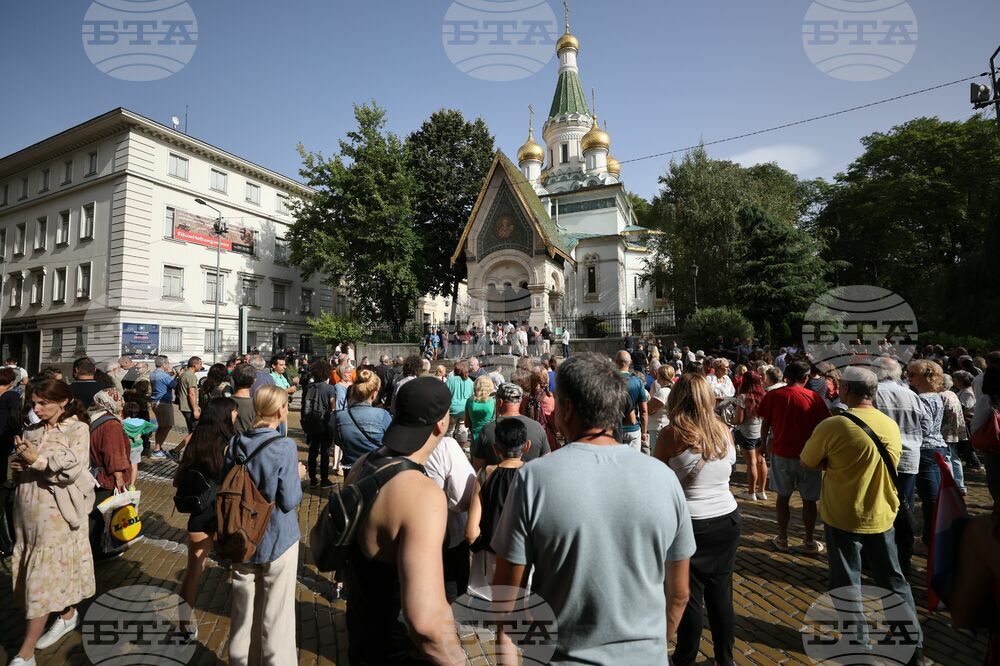 People Gather in Front of Sofia’s Russian Church to Demand Its Reopening Following Expulsion of Russian, Belarusian Clergymen
