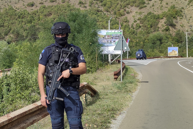 Косовската полиция продължава престрелката с най-малко 30 души в Северно Косово, където загина полицай