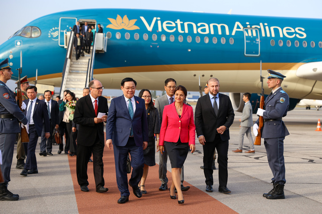 Vietnamese Parliamentary Delegation Led by Chairman Vuong Dinh Hue Pays Visit to Bulgaria