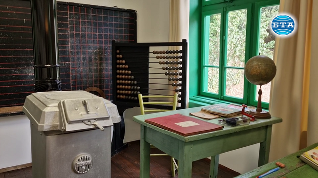 Неделно училище и музей се помещават в сградата на стогодишното реставрирано училище в санданското село Лешница