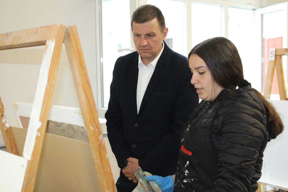 Кметът на община Хасково Станислав Дечев бе гост на церемонията по откриване на обновени работилници по дървообработване и строителство в професионалната гимназия „Цар Иван Асен II“