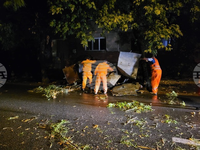 Силен вятър и градушка причиниха щети на много места в Румъния; един човек е загинал