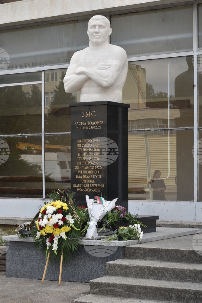 В Ловеч откриха бюст-паметник на з.м.с. Васил Лишев