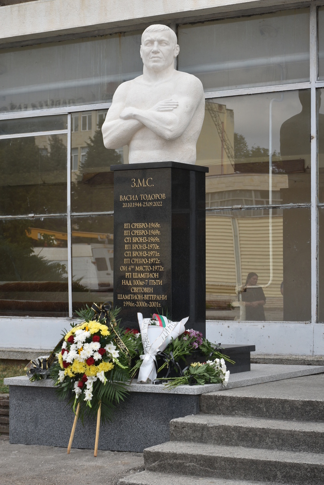 В Ловеч откриха бюст-паметник на з.м.с. Васил Лишев