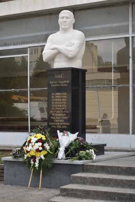 В Ловеч откриха бюст-паметник на з.м.с. Васил Лишев