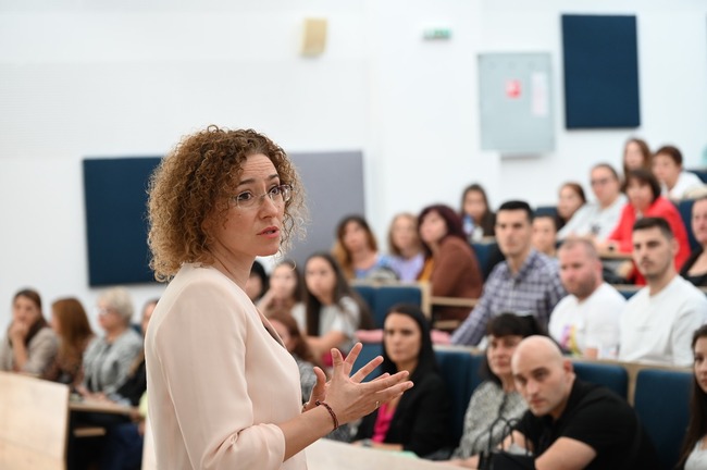 Министър Шалапатова пред студенти: „Социален работник“ е професия на бъдещето