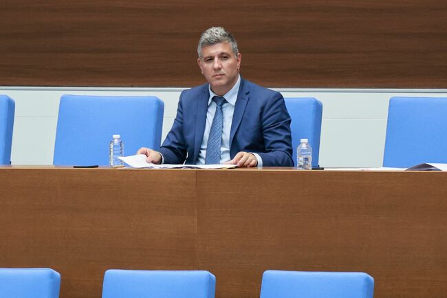 Средствата за ремонт на общински път в Бургаско ще бъдат отпуснати след отчет на разходите от първия транш, според регионалния министър
