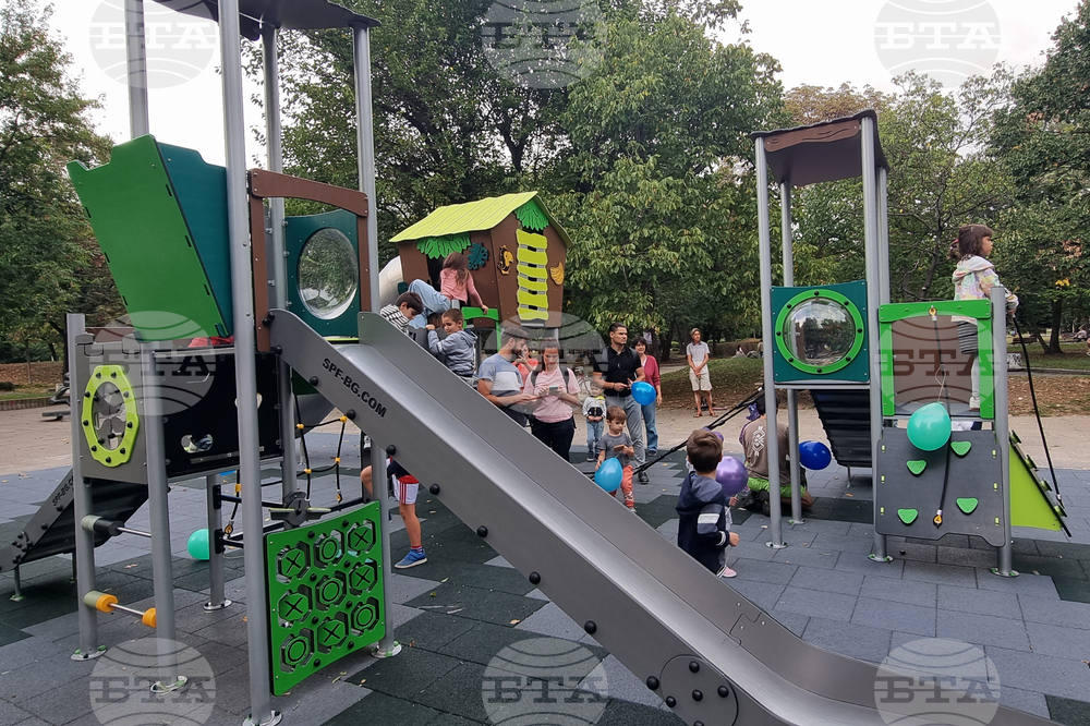 Нова детска площадка бе открита днес в центъра на София