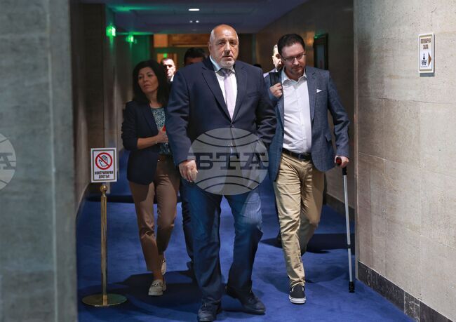 Парламент - извънредно заседание - кулоари