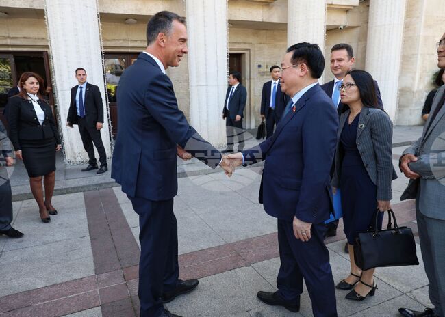 Бургас - Въонг Дин Хуе - Димитър Николов - среща
