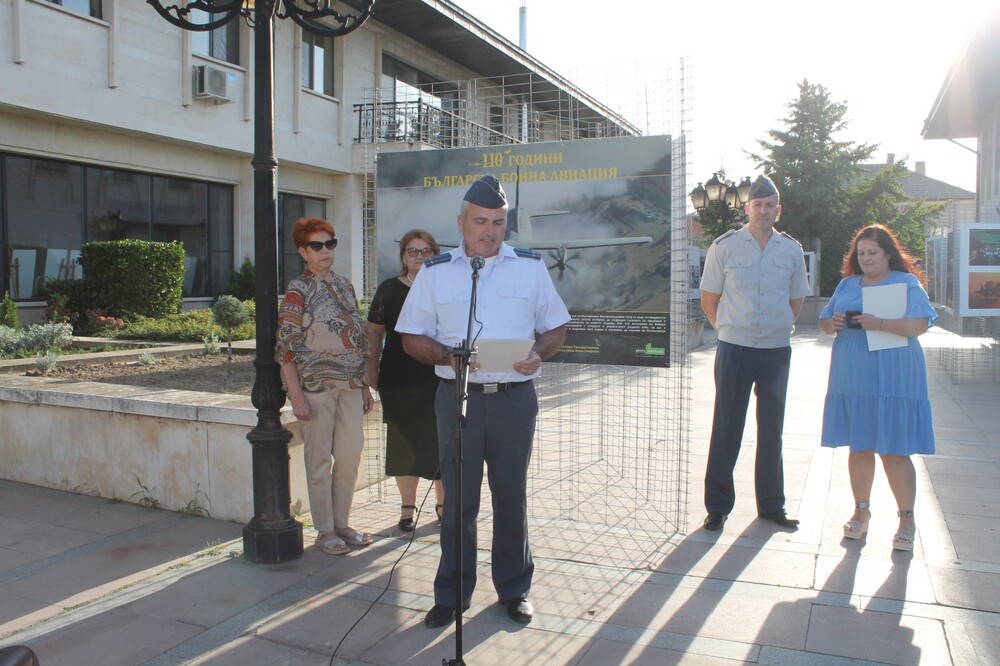 В Свиленград е представена мобилна фотоизложба за българската бойна авиация