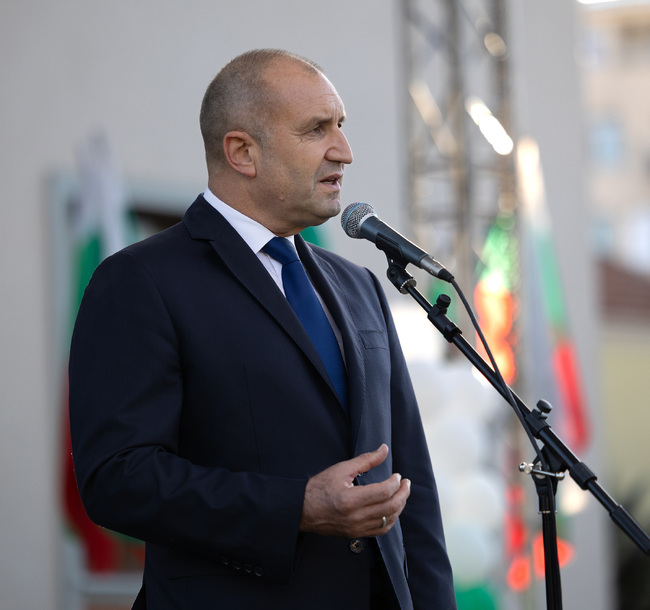 Румен Радев на празника на Карнобат: Предците ни завещаха да пазим България и да я градим като свободна, независима и силна държава