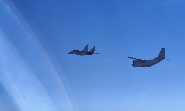 МО: Проведе се тренировка на българските и румънски екипажи за изпълнение на мисията по охрана на въздушното пространство