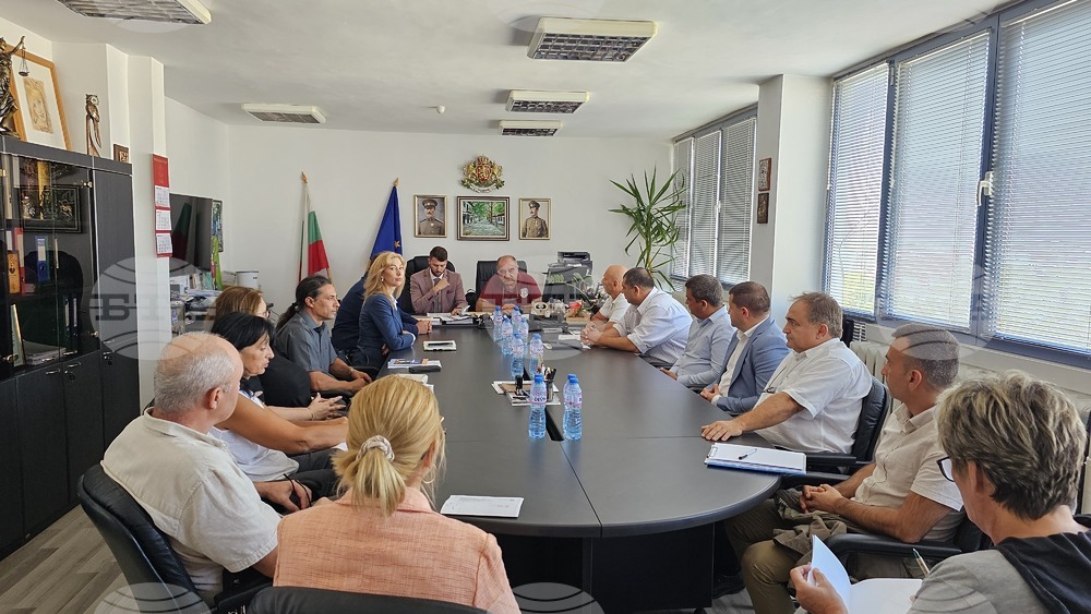 АП – Варна: По инициатива на окръжния прокурор на Добрич Радослав Бухчев се проведе среща с представители на местната власт на тема „Логистични проблеми, свързани със задържането, изземването и съхранението на МПС управлявани от водачи употребили алкохол и наркотични вещества“