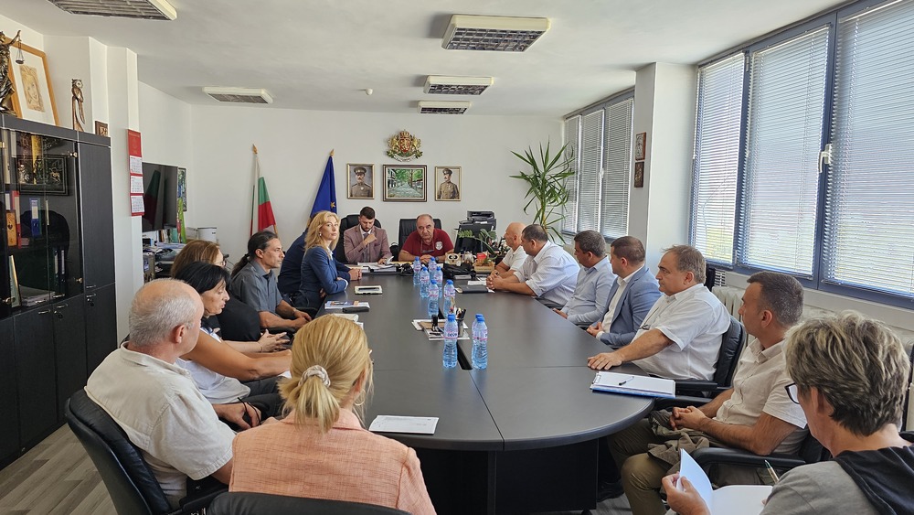 АП – Варна: По инициатива на окръжния прокурор на Добрич Радослав Бухчев се проведе среща с представители на местната власт на тема „Логистични проблеми, свързани със задържането, изземването и съхранението на МПС управлявани от водачи употребили алкохол и наркотични вещества“