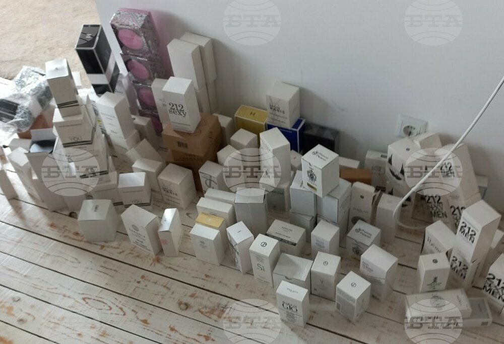 При специализирана полицейска акция в Ямбол са иззети над 700 фалшиви стоки, предлагани като оригинални