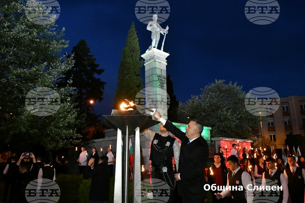 В Сливен бе запален символният огън на Майските културни празници след двегодишно прекъсване