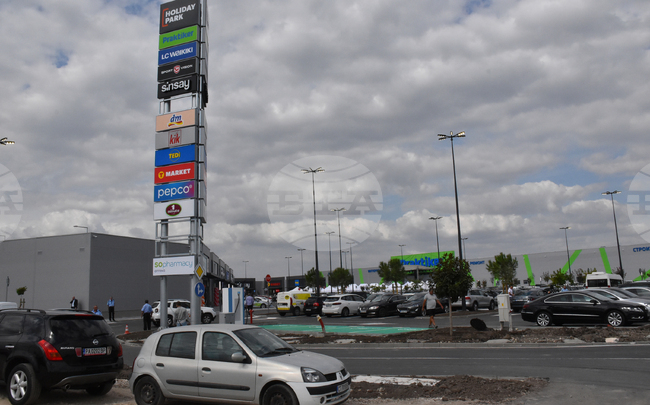 Наемите в търговските паркове у нас варират между 6 и 12 евро на кв.м, според доклад на "Колиърс“