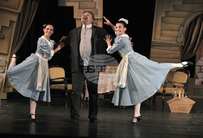 Бургас - „Службогонци“ - опера